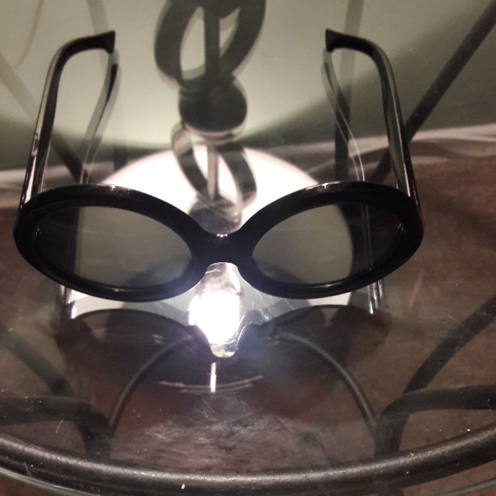Black round sunglasses
